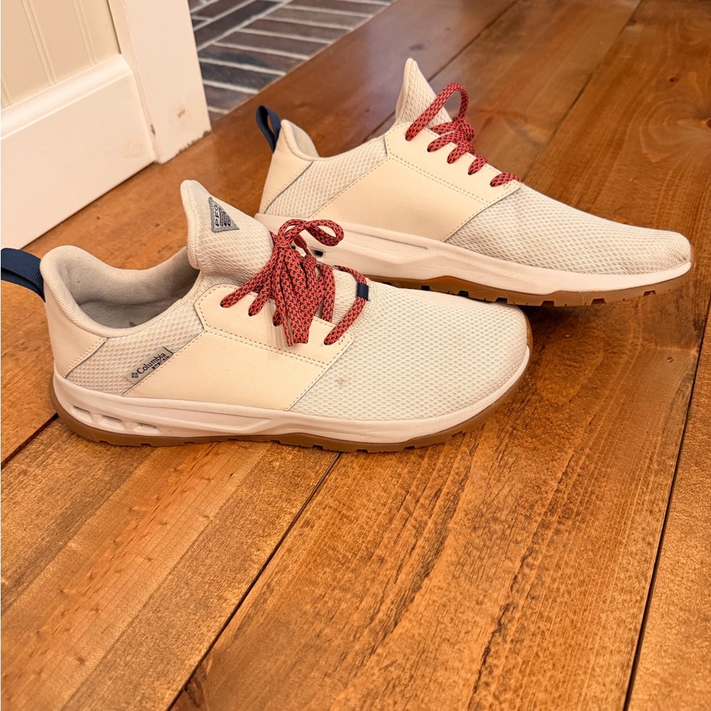 Columbia Men's Beige Sneakers with Red Laces